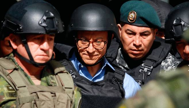 사진=지난 20일 실시된 선거에서 수리타 후보가 방탄장비를 착용하고 투표한 뒤 투표소를 나서고 있다