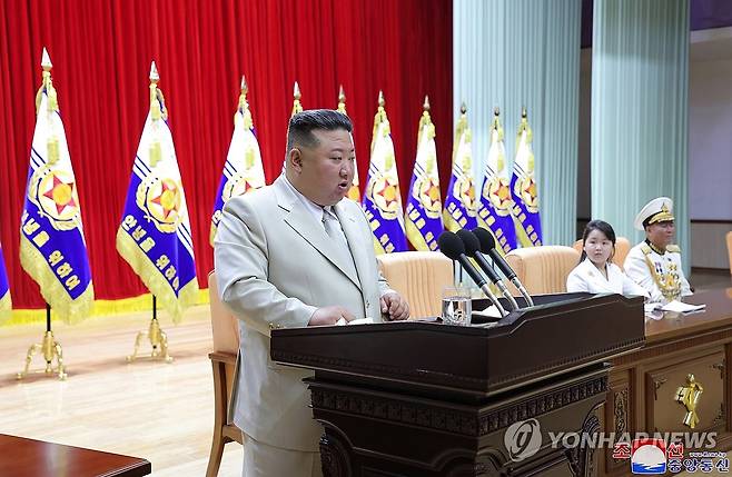 김정은, 딸 주애와 해군사령부 방문…"불의의 충돌서도 적 제압" (평양 조선중앙통신=연합뉴스) 김정은 북한 국무위원장이 딸 주애와 함께 지난 27일 북한의 해군절(8.28일)을 맞아 해군사령부를 방문해 장병들을 격려했다고 조선중앙통신이 29일 보도했다. 김 위원장과 김주애의 동행이 북한 매체에 보도된 것은 지난 5월 16일 정찰위성 발사준비위원회 현지 지도 이후 100여일 만이다. 사진은 김 위원장이 해군장병들 앞에서 축하연설을 하고 있는 모습.2023.8.29 
    [국내에서만 사용가능. 재배포 금지. For Use Only in the Republic of Korea. No Redistribution] nkphoto@yna.co.kr