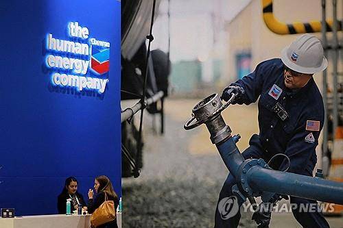 셰브론 2023년 7월 12일 캐나다 밴쿠버에서 열린 LNG 2023 에너지 무역 박람회에서 다국적 에너지 기업 셰브론의 로고가 부스에 전시돼 있다.
[로이터 연합뉴스 자료사진. 재판매 및 DB 금지]