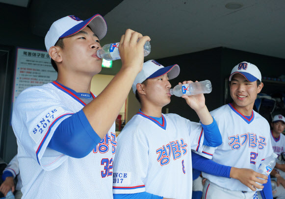 지난 29일 서울 양천구 목동종합운동장야구장에서 열린 제51회 봉황대기 고교야구대회에 참가한 경기항공고 선수들이 휴식 중에 ‘추신水’를 마시고 있다.(사진=신세계푸드 제공)