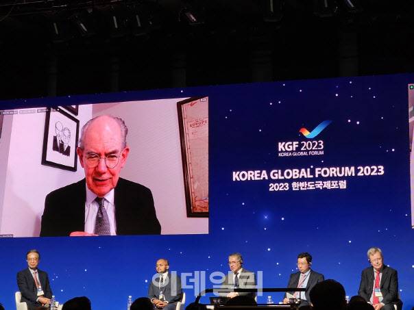 존 미어샤이머(스크린) 미국 시카고대 정치학과 석좌교수가 30일 서울 중구 웨스틴조선호텔에서 열린 ‘2023 한반도국제포럼’에서 온라인을 통해 기조강연을 하고 있다. (사진=윤정훈 기자)