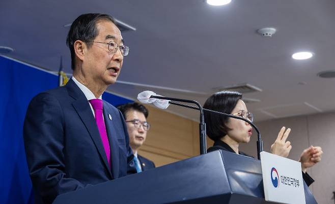 한덕수 국무총리가 12일 오후 서울 종로구 정부서울청사에서 학교 폭력 근절 대책을 발표하고 있다.(사진=연합뉴스)