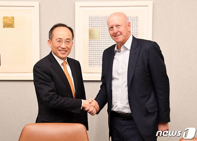 미국을 방문중인 추경호 부총리 겸 기획재정부장관이 골드만삭스 뉴욕 본사를 방문해 데이비드 솔로몬 골드만삭스 CEO와 기념촬영을 했다. (기획재정부 제공) 2023.4.12/뉴스1