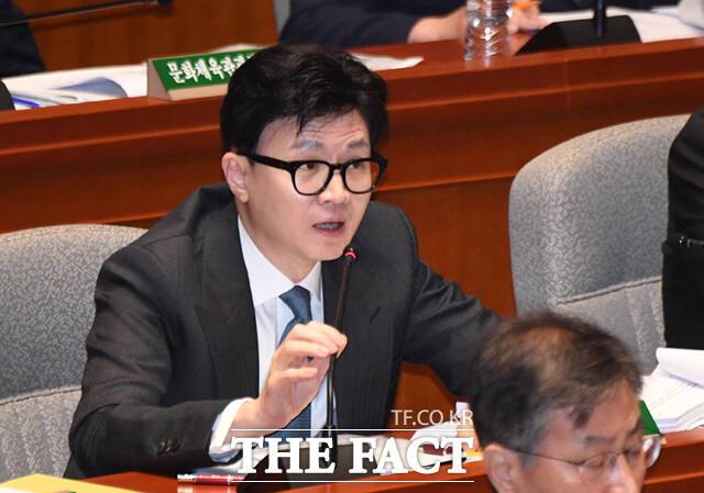 한동훈 법무부 장관이 30일 서울 여의도 국회에서 열린 국회 예산결산특별위원회 전체회의에 출석해 조응천 더불어민주당 의원 질의에 답하고 있다.