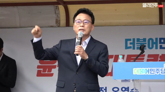 박광온 더불어민주당 원내대표가 30일 오후 전남 목포역 광장에서 열린 '일본 후쿠시마 원전 오염수 해양투기 규탄대회'에 참석해 규탄사를 하고 있다.<더불어민주당 공식 유튜브 채널 '델리민주' 영상 갈무리>