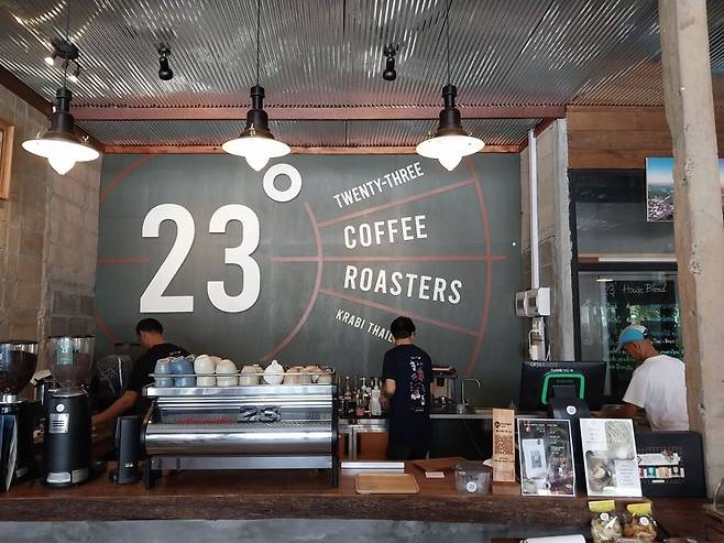 23 커피 로스터스의 내부 모습.