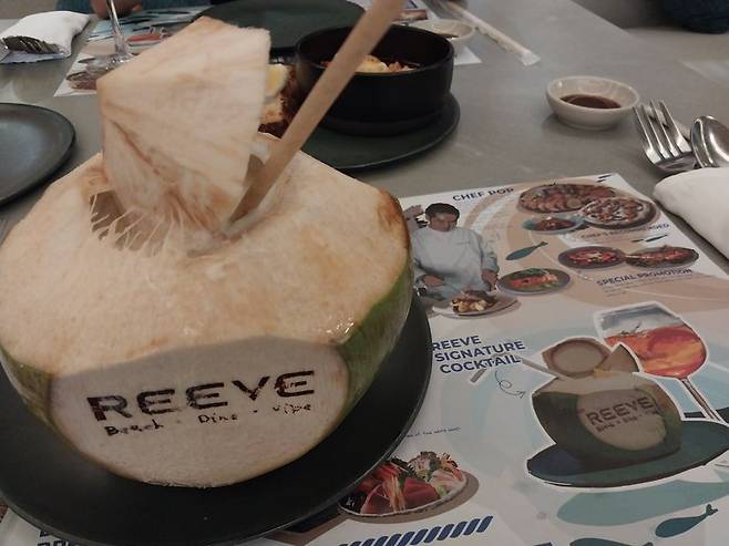 리브 비치 클럽의 칵테일과 메뉴판.