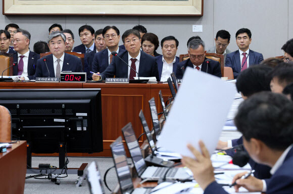 김대기 대통령 비서실장과 조태용 국가안보실장, 김종철 대통령 경호처 차장(앞줄 왼쪽부터) 등이 30일 국회 운영위원회 전체회의에 출석해 의원들의 질의를 듣고 있다. 연합뉴스