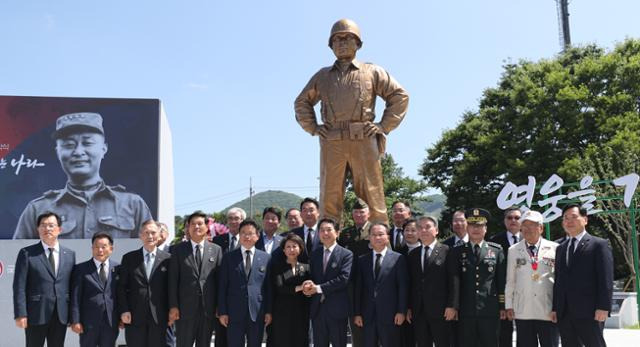 7월5일 경북 칠곡 다부동 전적 기념관에서 열린 고 백선엽 장군의 동상 제막식에서 박민식 보훈부 장관, 백선엽 장군의 장녀 백남희 여사, 이철우 경북도지사, 이종섭 국방부 장관, 국민의힘 윤재옥 원내대표 등 내빈들이 제막 후 기념 촬영을 하고 있다. 칠곡=연합뉴스