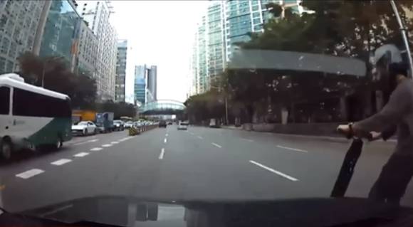 한 운전자가 지난달 18일 오후 6시쯤 경기도 부천시에 있는 한 교차로에서 차량 주행 중 우측으로부터 끼어든 전동 킥보드와 사고가 났다. 이 사고로 킥보드 운전자는 중상해를 입어 수천만원 상당의 합의금을 요구해 차량 운전자는 억울하다는 입장이다. [사진=유튜브 '한문철TV']