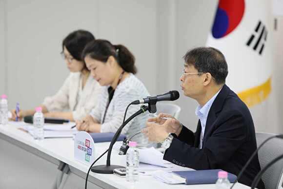 30일 경기도교육청이 학교 업무 효율을 높이기 위한 회의를 진행하고 있다.  [사진=경기도교육청]