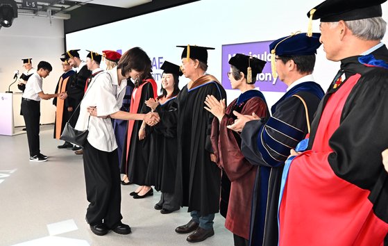 30일 서울 종로구 태재대학교에서 열린 입학식에서 신입생들이 교수진과 인사하고 있다. 연합뉴스