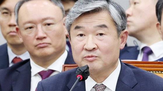 조태용 국가안보실장이 30일 오후 서울 여의도 국회에서 열린 국회운영위원회 전체회의에서 의원들의 질의에 답변하고 있다. 뉴스1