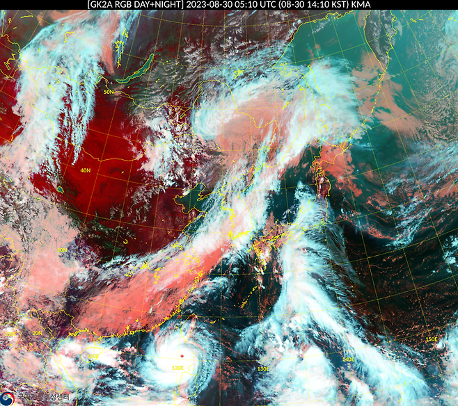 30일 오후 2시10분 기준 한반도 인근의 위성 사진. 제9호 태풍 사올라(왼쪽)와 제11호 태풍 하이쿠이가 열대 해상에 세력을 유지하고 있다. 기상청 제공