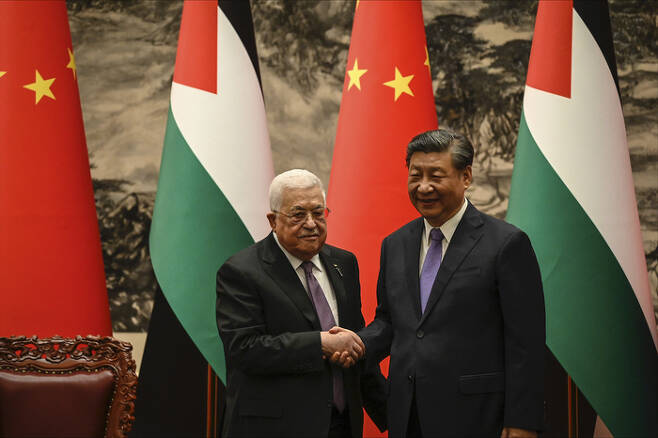 시진핑(오른쪽) 중국 국가주석과 마무드 아바스 팔레스타인 자치정부 수반이 14일(현지시간) 베이징 인민대회당에서 정상회담을 열고 악수하고 있다. AP연합뉴스