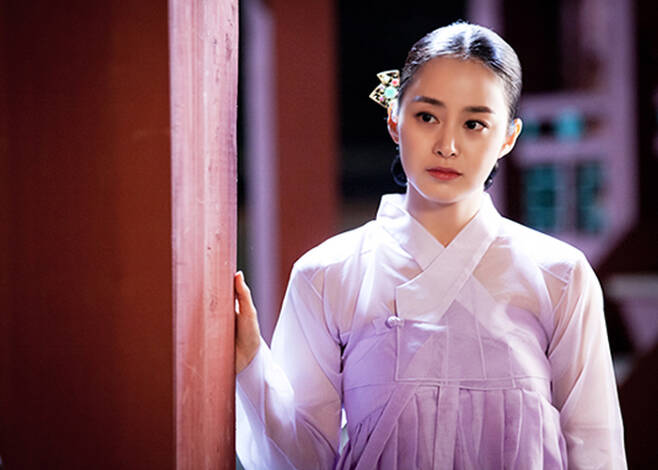 Kim Tae-hee plays royal concubine Jang Ok-jung in 2013's "Jang Ok-jung." (SBS)