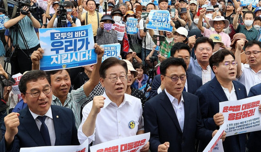 더불어민주당 이재명 대표와 박광온 원내대표 등이 30일 오후 전남 목포역 광장에서 열린 ‘일본 후쿠시마 원전 오염수 해양투기 규탄대회’에 참석해 구호를 외치고 있다. 연합뉴스