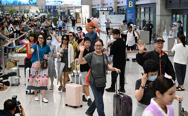 인천국제공항을 통해 중국인 단체 관광객들이 입국하는 모습. [사진 = 공항사진기자단 / 한주형 기자]