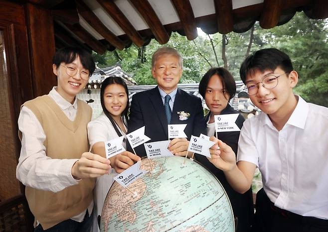 30일 서울 종로구 태재대학교 대학본부에서 진행된 1기 입학식에 앞서 신입생들이 지구본에 태재대학교 레지덴셜 캠퍼스가 위치할 도시에 깃발을 꼽으며 앞으로의 포부를 공유하고 있다. 학생들은 재학기간 중 서울, 도쿄, 뉴욕, 홍콩, 모스크바 등의 도시에 위치한 레지덴셜 캠퍼스에서 다양한 배경을 가진 학생들과 함께 생활하며 글로벌 현장 중심의 이론적 지식과 실천적 문제해결 능력을 배양한다. [사진 제공 = 태재대학교]