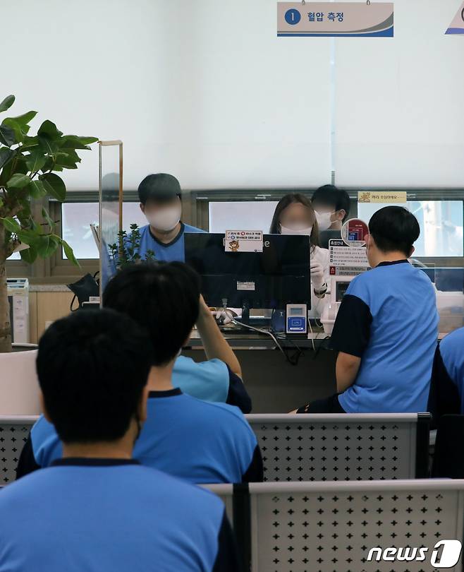 (인천=뉴스1) 정진욱 기자 = 2023년도 첫 병역판정검사가 시작된 1일 인천시 미추홀구 인천병무지청에서 입영대상자들이 신체검사를 받고 있다. 2023.2.1/뉴스1  Copyright (C) 뉴스1. All rights reserved. 무단 전재 및 재배포 금지.