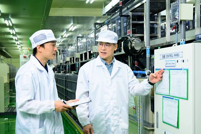 컨설팅 종료 후 변화된 현장에서 설비를 재점검하는 김재순 컨설턴트(우)와 해성디에스 곽경흔 과장/사진=삼성전자