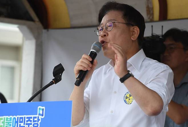 [목포=뉴시스] 변재훈 기자 = 이재명 더불어민주당 대표가 30일 오후 전남 목포시 호남동 목포역 광장에서 열린 '후쿠시마 오염수 해양투기 규탄대회'에 참석해 발언하고 있다. 2023.08.30.