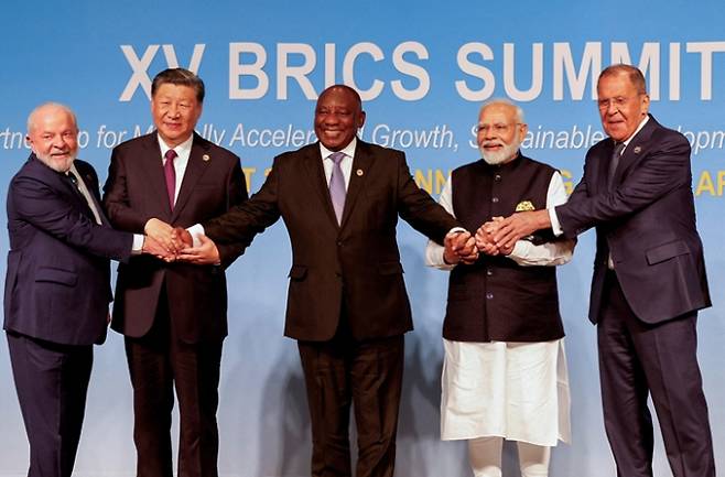 미국이 브릭스(BRICS)의 외연 확장에 위기감을 느낀 것으로 보인다. 사진은 지난 23일 남아프리카공화국 요하네스버그에서 열린 브릭스 정상회의에 참여한 각국 정상의 모습. /사진=로이터