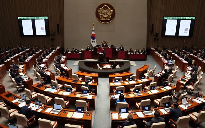 후쿠시마 오염수 방류를 두고 야당은 핵폐기물로 공격했고 여당은 처리된 오염수로 받아치면서 논쟁을 이어갔다. 사진은 30일 서울 여의도 국회에서 열린 예산결산특별위원회 전체회의.  /사진=뉴스1