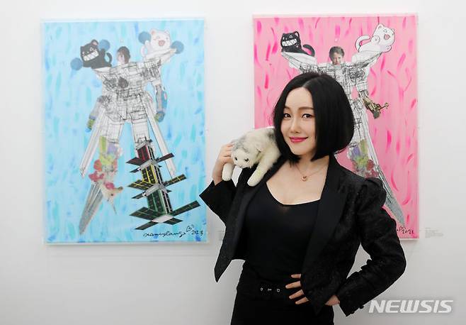 [서울=뉴시스] 김명년 기자 = 팝아티스트 낸시랭이 30일 오전 서울 강남구 아트버디 갤러리에서 개인전 '버블코코 스페이스 아트(Bubble Coco SPACE ART)' 기자간담회에서 포즈를 취하고 있다. 2023.08.30. kmn@newsis.com