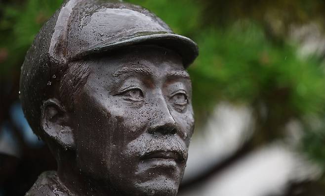 지난 28일 서울 용산구 국방부 청사 앞에 설치된 고 홍범도 장군 흉상 모습. 연합뉴스