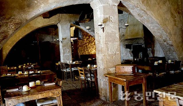 투숙객이 아침을 먹는 식당.