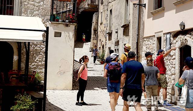 ④ 16세기 건축양식이 보존된 마을 전경. 휴가철을 맞아 마을호텔을 찾은 관광객이 많다.