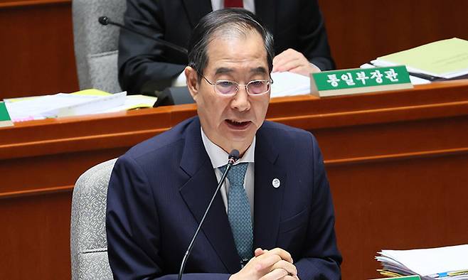 한덕수 국무총리가 30일 국회에서 열린 예산결산특별위원회 전체회의에서 의원 질의에 답변하고 있다. 연합뉴스