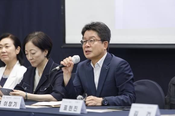 이창기(오른쪽) 서울문화재단 대표이사가 29일 서울 중구 한국프레스센터에서 ‘2023 한강노들섬클래식’에 관해 설명하고 있다. 서울문화재단 제공