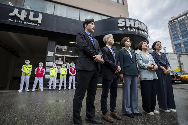 8월11일 샤니 성남공장을 방문하려던 정의당 국회의원 등을 샤니 직원들이 막아섰다.ⓒ시사IN 신선영