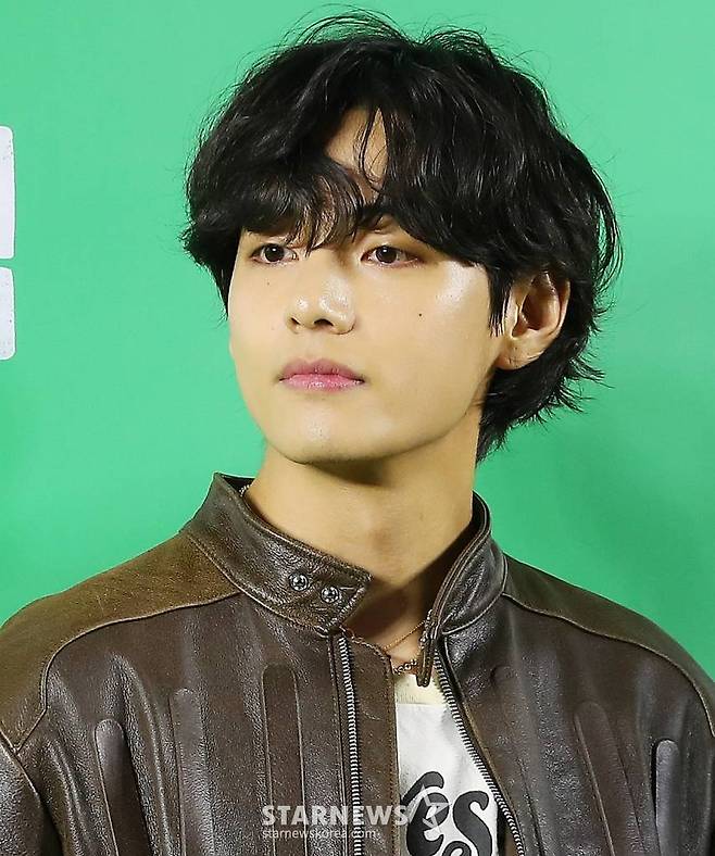 방탄소년단 뷔가 24일 오후 서울 강남구 삼성동 메가박스 코엑스에서 진행된 영화 '드림' VIP 시사회에 참석해 포즈를 취하고 있다. '드림'은 개념 없는 전직 축구선수 홍대(박서준 분)와 열정 없는 PD 소민(아이유 분)이 집 없는 오합지졸 국대 선수들과 함께 불가능한 꿈에 도전하는 이야기를 그린 영화. 오는 26일 개봉. 2023.04.24 /사진=김창현 기자 chmt@