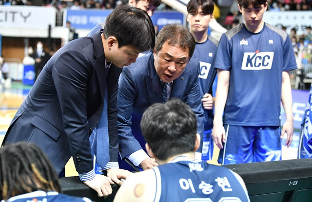 KCC 선수단. 가운데는 전창진 KCC 감독. /사진=KBL 제공