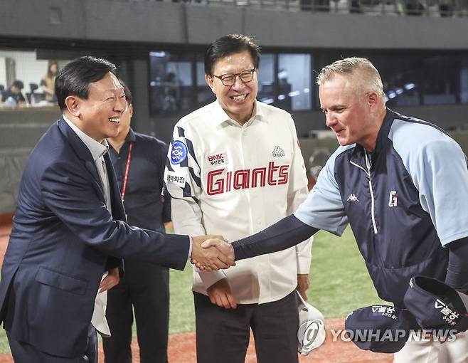 롯데 신동빈 회장 '승리 축하합니다' (부산=연합뉴스) 강덕철 기자 = 신동빈 롯데그룹 회장이 13일 부산 사직야구장에서 열린 2023프로야구 한화 이글스와 롯데 자이언츠의 경기에서 승리한 롯데 래리 서튼 감독과 악수하고 있다. 2023.6.13 kangdcc@yna.co.kr