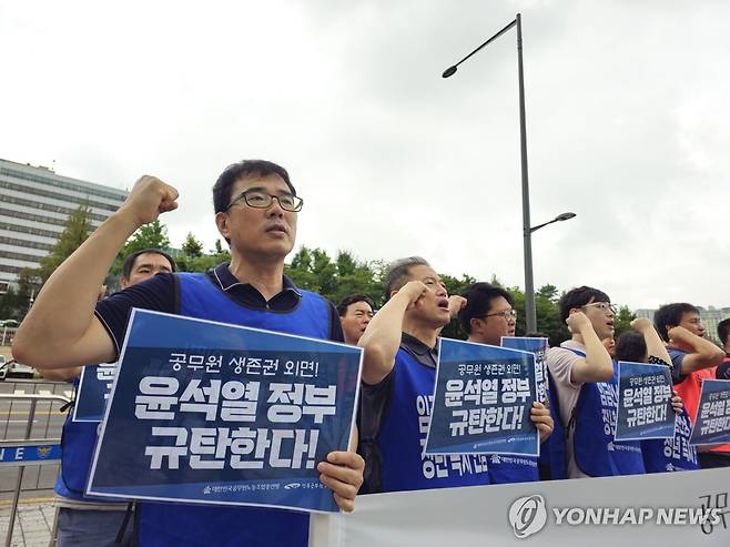 공무원 임금인상안 규탄 (서울=연합뉴스) 공무원 노조 임원들이 30일 오전 서울 용산 대통령실 앞에서 내년도 공무원 보수를 2.5% 일괄 인상하기로 한 정부안을 규탄하는 기자회견을 하고 있다. 2023.8.30 [대한민국공무원노동조합총연맹 제공. 재판매 및 DB 금지] key@yna.co.kr