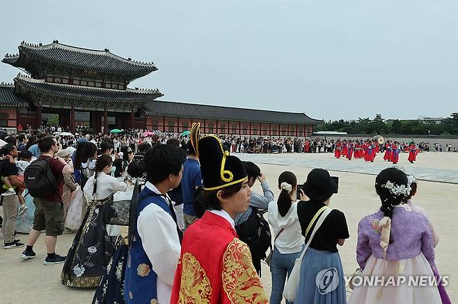 경복궁 수문장 교대식 관람하는 관광객 (서울=연합뉴스) 임화영 기자 = 유커의 유입과 함께 한국을 찾는 관광객들이 증가하고 있는 가운데 27일 서울 종로구 경복궁을 찾은 외국인 관광객들이 수문장 교대식을 관람하고 있다. 2023.8.27 hwayoung7@yna.co.kr