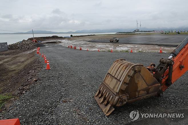 새만금 공사 현장 먹구름 (부안=연합뉴스) 최영수 기자 = 정부가 새만금 개발 기본계획을 재수립하기로 발표한 가운데 30일 전북 부안군 가력도 인근 새만금 공사 현장에 먹구름이 끼어 있다. 2023.8.30 kan@yna.co.kr