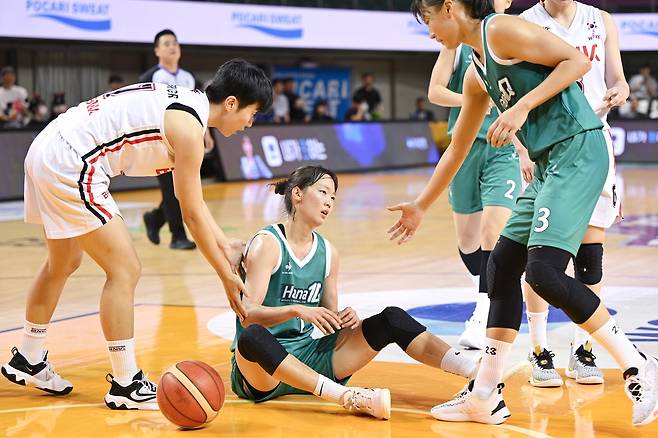 BNK와 경기 도중 넘어진 하나원큐 신지현(가운데) [WKBL 제공. 재판매 및 DB 금지]