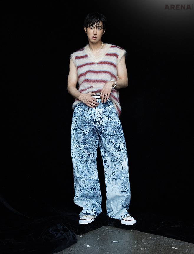 베스트 마르니, 팬츠 마인데님 by 아데쿠베, 벨트 베드 J.W. 포드, 신발 메종 미하라 야스히로, 목걸이 써드무브먼트, 팔찌 블랙퍼플, 반지 모두 아키니예 제품.