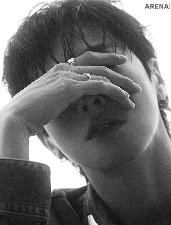 셔츠 토가 비릴리스 by 지.스트릿 494, 반지 모두 써드 무브먼트 제품.