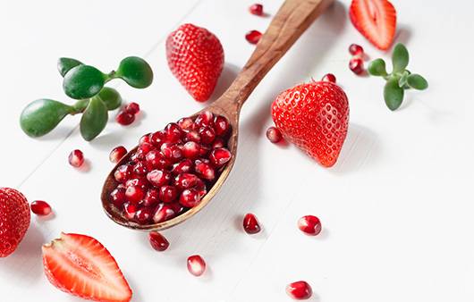 석류와 찰떡궁합 자랑하는 딸기｜출처: 게티이미지뱅크
