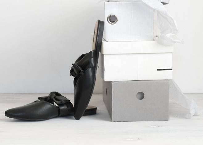 편하다는 이유로 뒤트임 신발을 신는 사람들이 많다. 당장은 편하지만 뒤꿈치가 고정되지 않는 신발을 오래 신으면 발과 허리 건강을 해칠 수 있다. [사진=게티이미지뱅크]