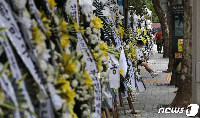 25일 서울 서초구 서이초등학교를 찾은 시민들이 교내에서 극단 선택으로 숨진 교사를 추모하는 근조화환들이 줄이어 놓여있다. 2023.7.25/뉴스1 ⓒ News1 이동해 기자