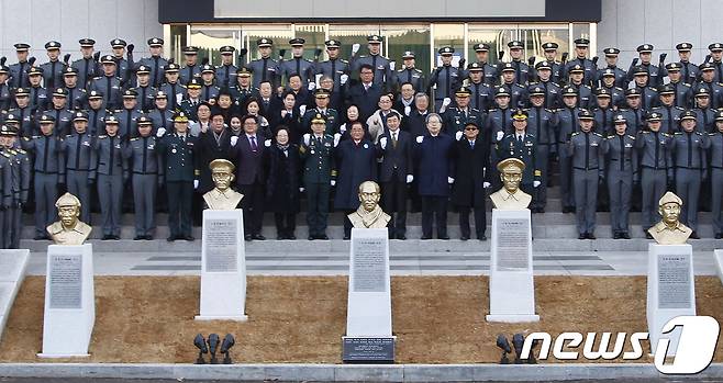 육군사관학교 충무관 입구의 무장독립운동가 흉상. 왼쪽부터 홍범도 장군, 지청천 장군, 이회영 선생, 이범석 장군, 김좌진 장군. (육군사관학교 제공) 2018.3.1/뉴스1