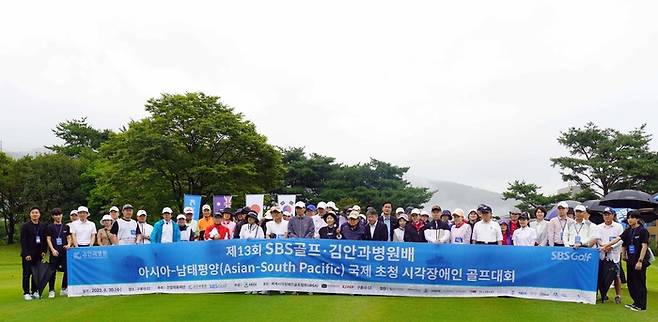 제13회 김안과병원배 시각장애인골프대회에서 참가자들이 기념사진을 찍고 있다.    사진 | 김안과병원