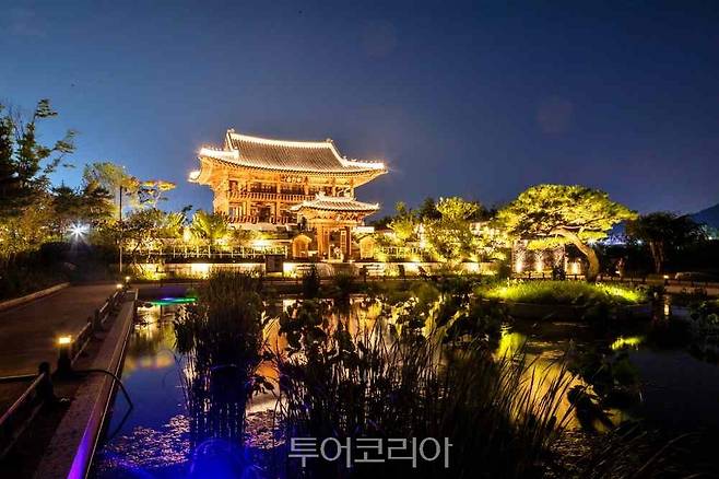 올해 야간개장을 시작한 국립세종수목원 궁궐정원. 가을밤의 정취를 만끽할 수 있다.ⓒ채지형 여행작가